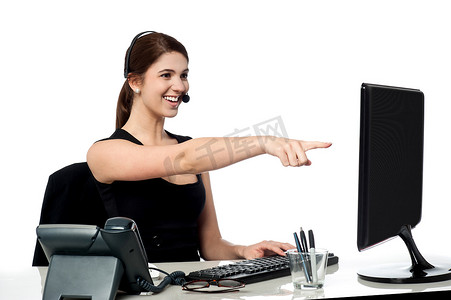 指着电脑屏幕的女性主管