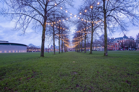 时间广场摄影照片_在荷兰阿姆斯特丹博物馆广场的圣诞装饰在黄昏