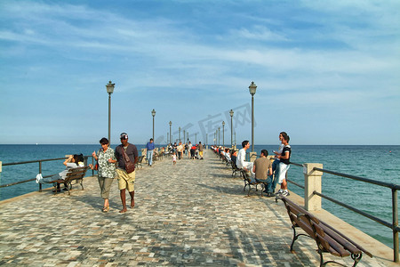 2014 年 5 月左右，意大利利古里亚海边全景游客的阿拉西奥意大利度假胜地