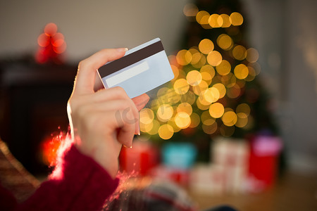 在圣诞节显示信用卡的女人