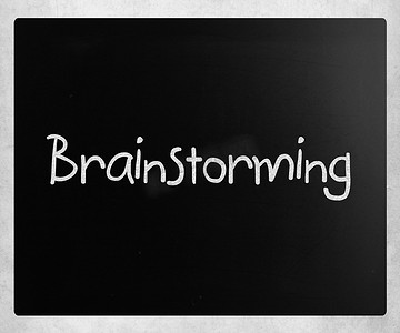 “头脑风暴”在黑板上用白色粉笔手写