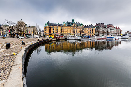 “瑞典斯德哥尔摩的 Strandvagen 路堤上有许多豪华游艇”