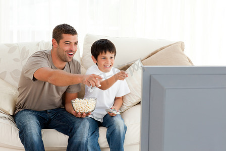 快乐的父子边吃爆米花边看电视