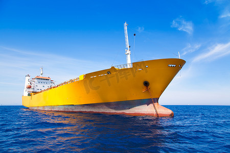 蓝色大海摄影照片_蓝色大海中的锚货物黄色小船
