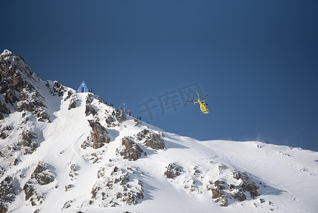 2021 年冬季在安道尔 Ordino Alcalis 举行的 2021 年自由滑行世界巡回赛第 2 步中的直升机。