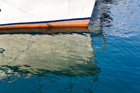 船在水中倒影摄影照片_倒影在水中