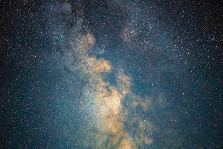 宇宙中的银河系恒星空间尘埃，长曝光照片，有颗粒。