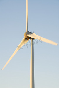 “一台风力涡轮机，黎明天空。英国”