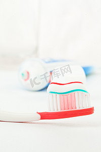 牙刷旁边的牙膏管