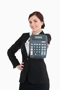 微笑的黑西装女商人展示计算器