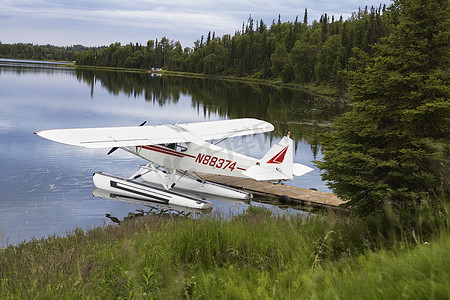 水上飞机被绑在美国阿拉斯加湖的码头上