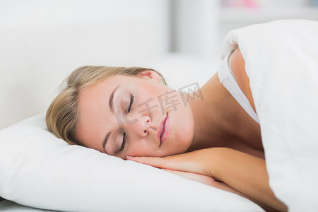 女人睡觉的肖像