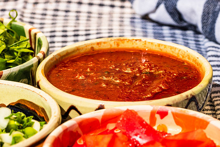 西红柿酱摄影照片_传统乡村碗的特写，配自制西红柿酱