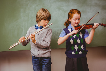 学生在教室里演奏长笛和小提琴