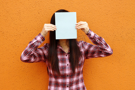 遮脸摄影照片_亚洲女人用书遮脸