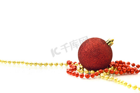 红色装饰球和金色小珠