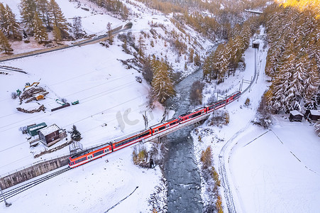 通过桥梁的瑞士滑雪火车
