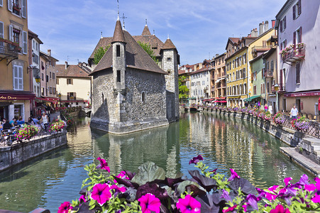 法式建筑摄影照片_阿讷西在阿尔卑斯山，旧城运河景观，法国