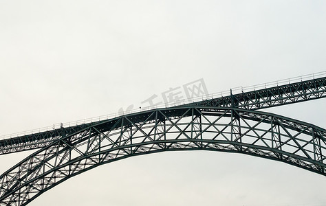灰色铁路拱桥中间