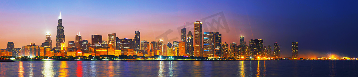 日落时的伊利诺伊州芝加哥市中心