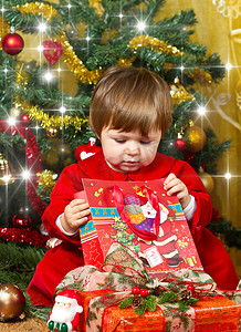 宝宝在圣诞树上玩礼物盒