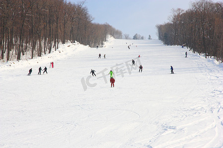 乘坐电梯摄影照片_滑雪者在俄罗斯滨海边疆区的山上乘坐缆车