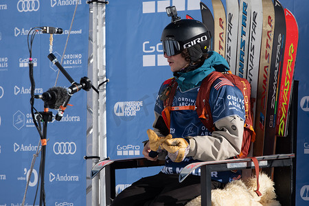 Blake Moller 于 2021 年冬季在安道尔的 Ordino Alcalis 参加 2021 年自由滑雪世界巡回赛第 2 步比赛。