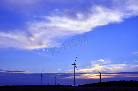 在日落的风力涡轮机农场