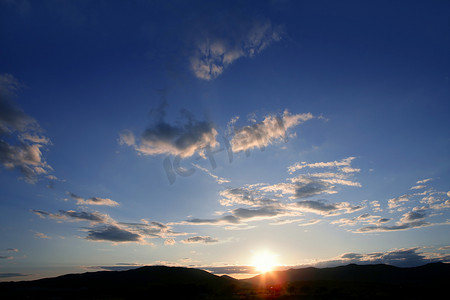 蓝色大气摄影照片_蓝色红色夕阳天空背景