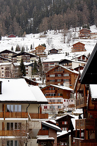 阳台冬天摄影照片_Loeche les bains 在冬天，瑞士
