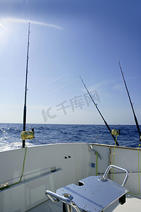 钓鱼船摄影照片_钓鱼船在盐水中钓鱼