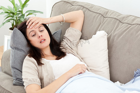 身体不适的女人在休息时感觉自己的体温