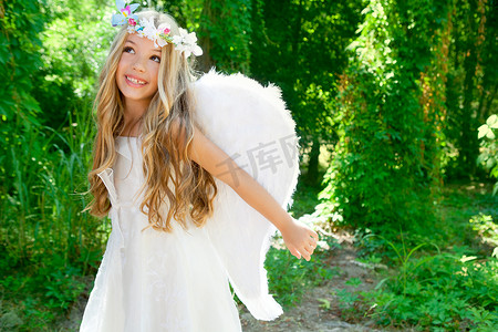 天使童女张开双臂森林白翼