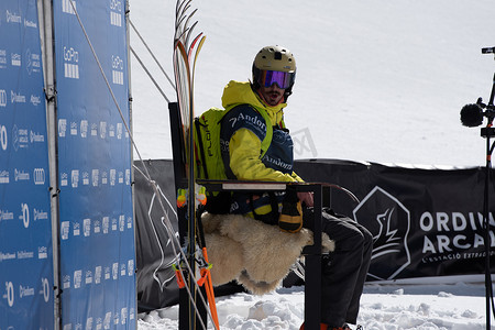 和世界一起说爱你摄影照片_安德鲁·波拉德 (Andrew Pollard) 参加了 2021 年冬季在安道尔 Ordino Alcalis 举行的 2021 年自由滑雪世界巡回赛第 2 步比赛。