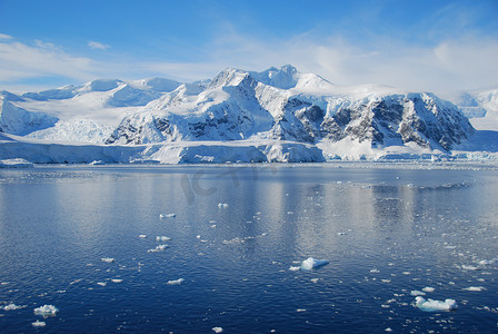 北极哨所摄影照片_晴朗天气下的南极景观