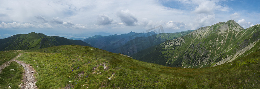 美丽的全景山景，从西塔特拉山脉的巴尼科夫峰或 Rohace 全景。
