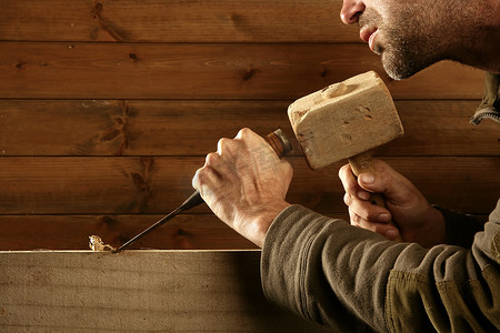 雕花木匠摄影照片_凿木凿木匠工具锤子手