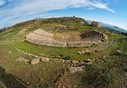 西西里岛 Morgantina 的古希腊圆形剧场鱼眼景观