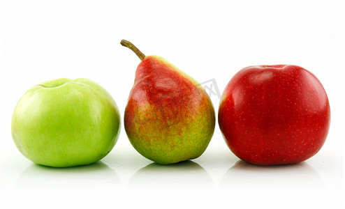 成熟的苹果和梨连续上白色孤立