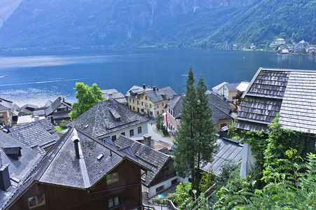 阿尔卑斯山小镇摄影照片_阿尔卑斯山的哈尔施塔特，奥地利湖边的旧城景