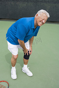 一名老人的全长在打网球时膝盖受伤