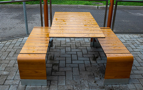 浅棕色的桌子，秋日开放的路边咖啡馆