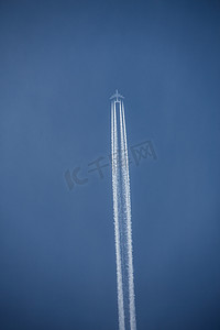 尾迹摄影照片_有尾迹的飞机在蓝色夏天天空