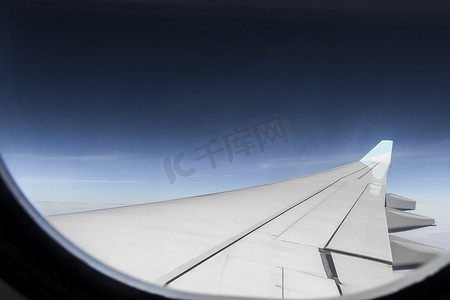 从高空的飞机窗口查看，关于非洲的涡轮机。
