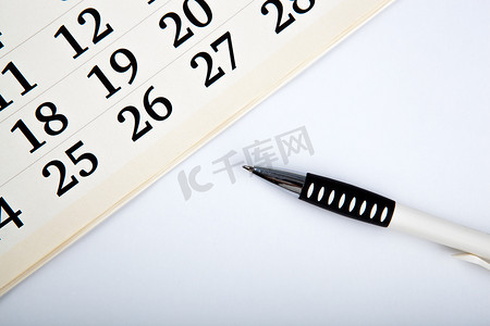 月份数字摄影照片_带数字和笔的日历日