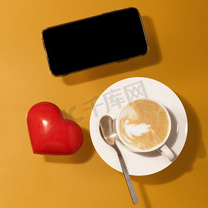 一杯巧克力咖啡，红心，桌上的电话