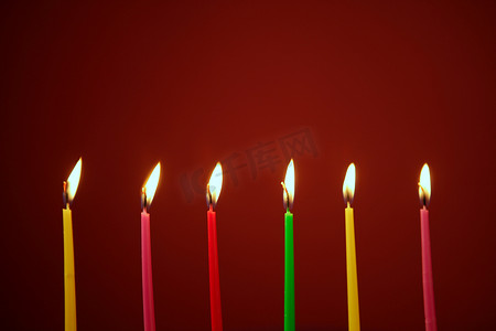 五颜六色的生日蜡烛连续