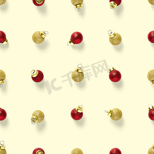 无缝模式与黄色背景上的红色和金色圣诞装饰品。