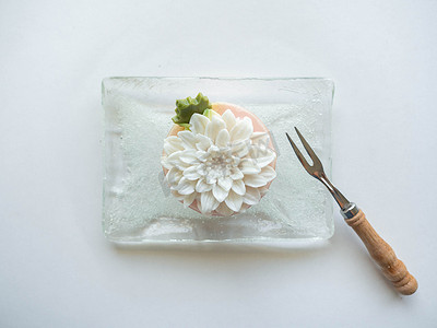果冻泰式甜点花卉图案在盘子玻璃上有甜味，由椰奶制成，白色背景