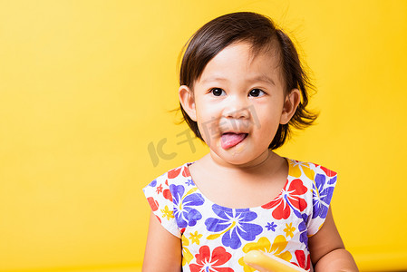 吃东西的小孩摄影照片_婴儿或小孩可爱的小女孩迷人的笑笑戴着鸡巴